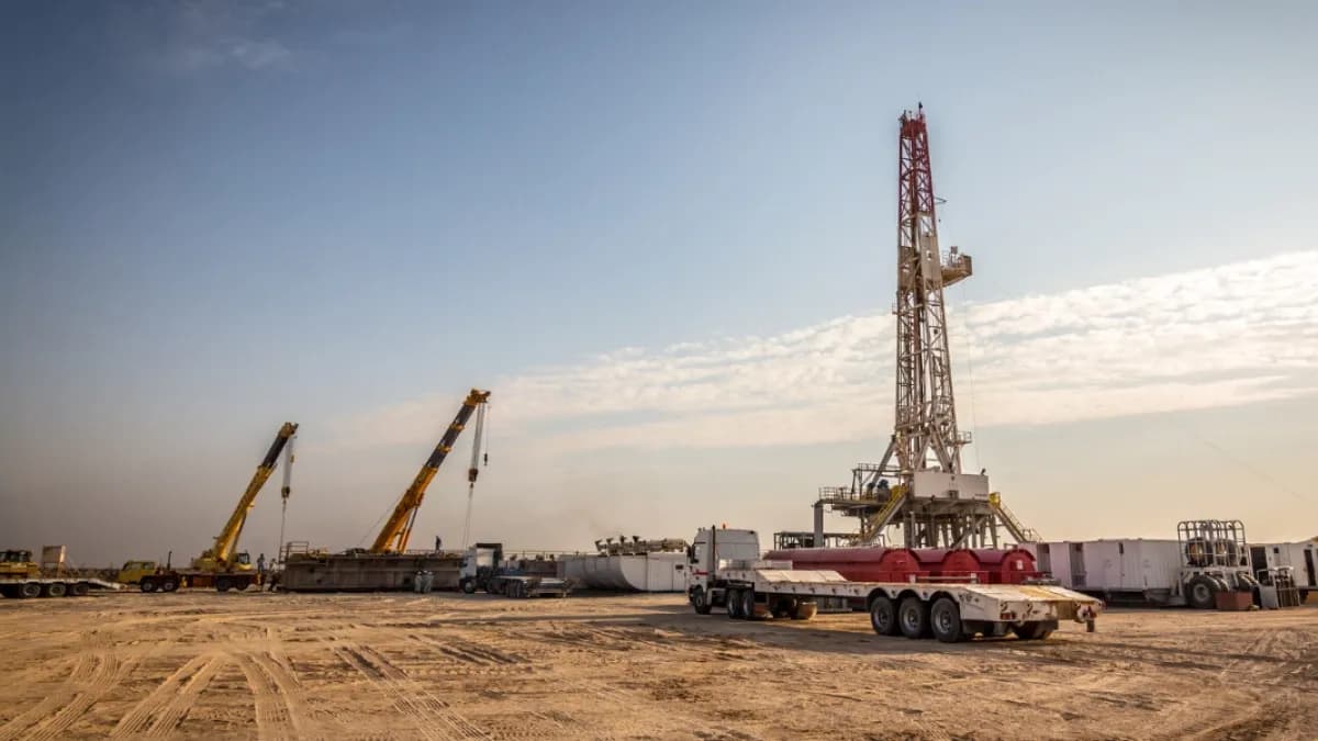 Taladro de perforación petrolera y maquinaria en una locación (imagen de referencia)