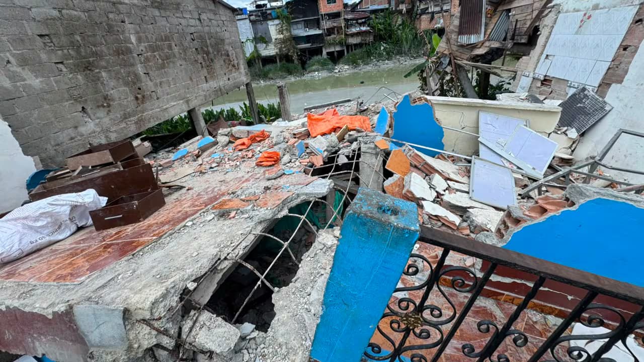 Escombros de una vivienda derrumbada por el terremoto del 10 de agosto en Istmina, junto a un río, en una fotografía de archivo