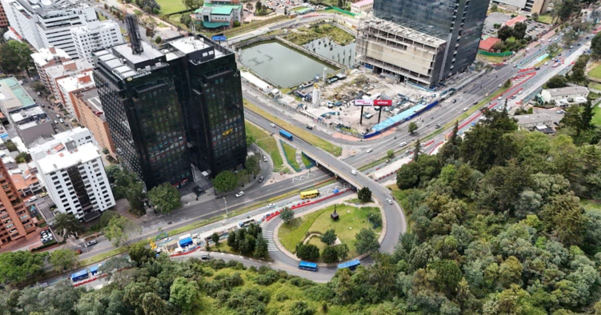 Vista aérea del cruce de la carrera Séptima con calle 100 en Bogotá, con el puente vehicular que será demolido