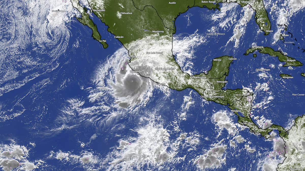 Imagen satelital del huracán Simón frente a la costa del Pacífico de México