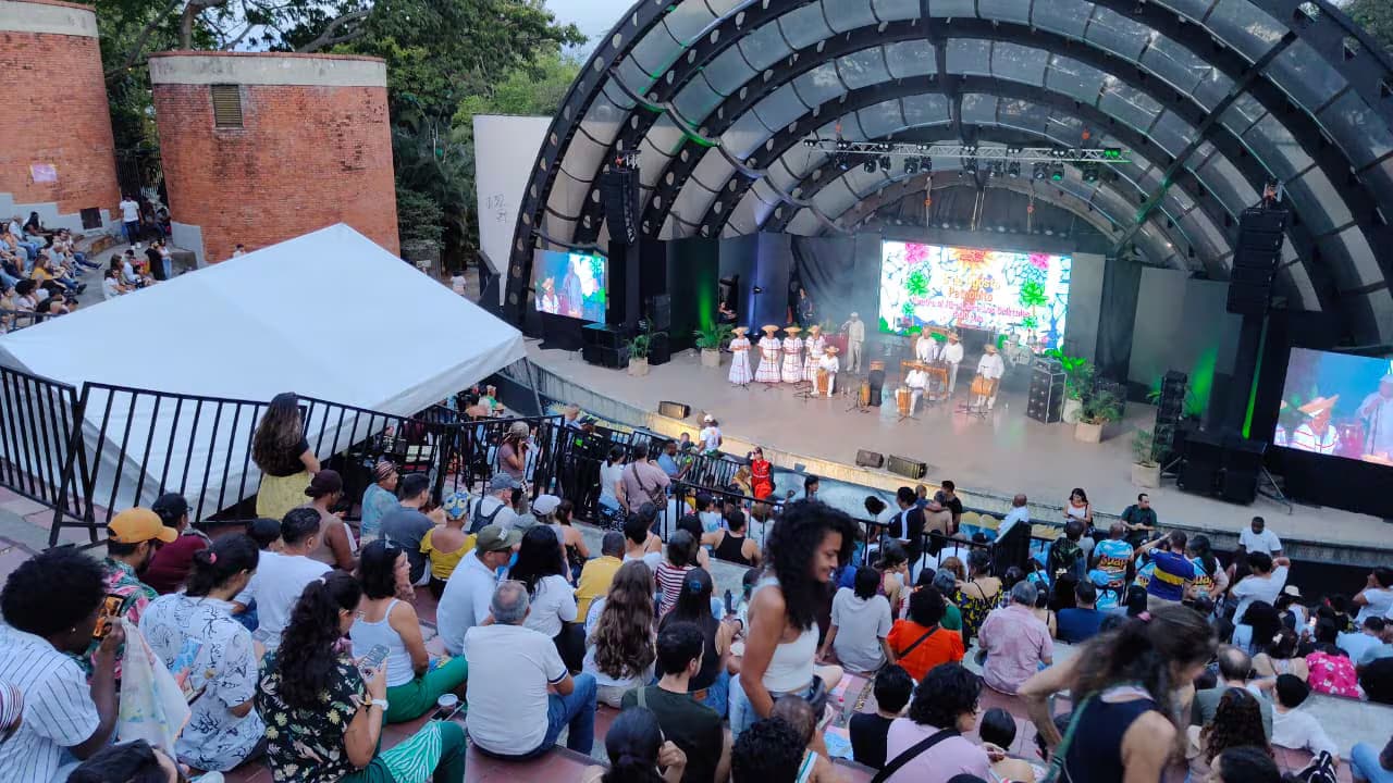 Asistentes y tarima en una jornada del Festival de Música del Pacífico Petronio Álvarez