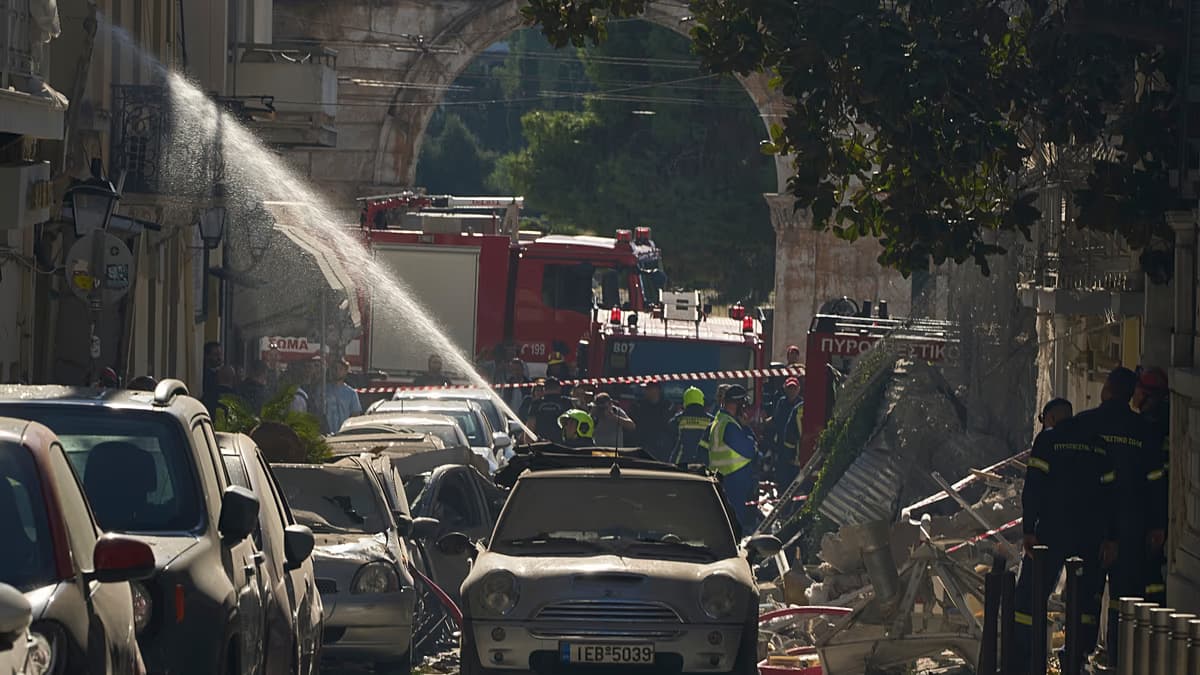 Rescatistas entre los escombros del edificio derrumbado en Plaka, Atenas