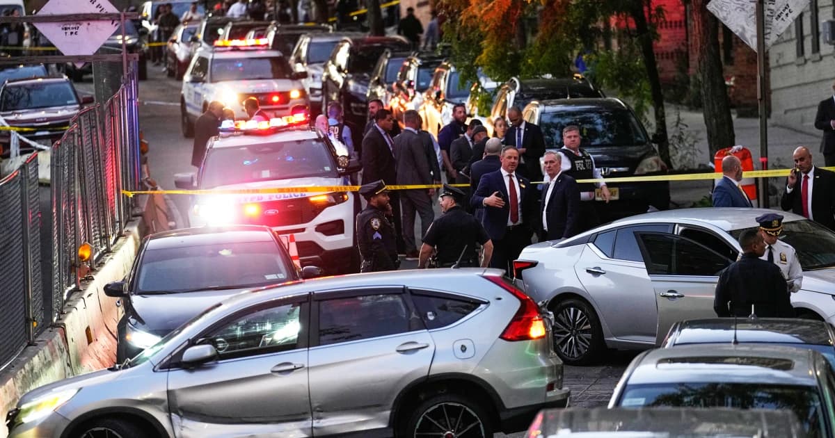 Policías y funcionarios en la calle acordonada de Marble Hill tras el tiroteo de ICE