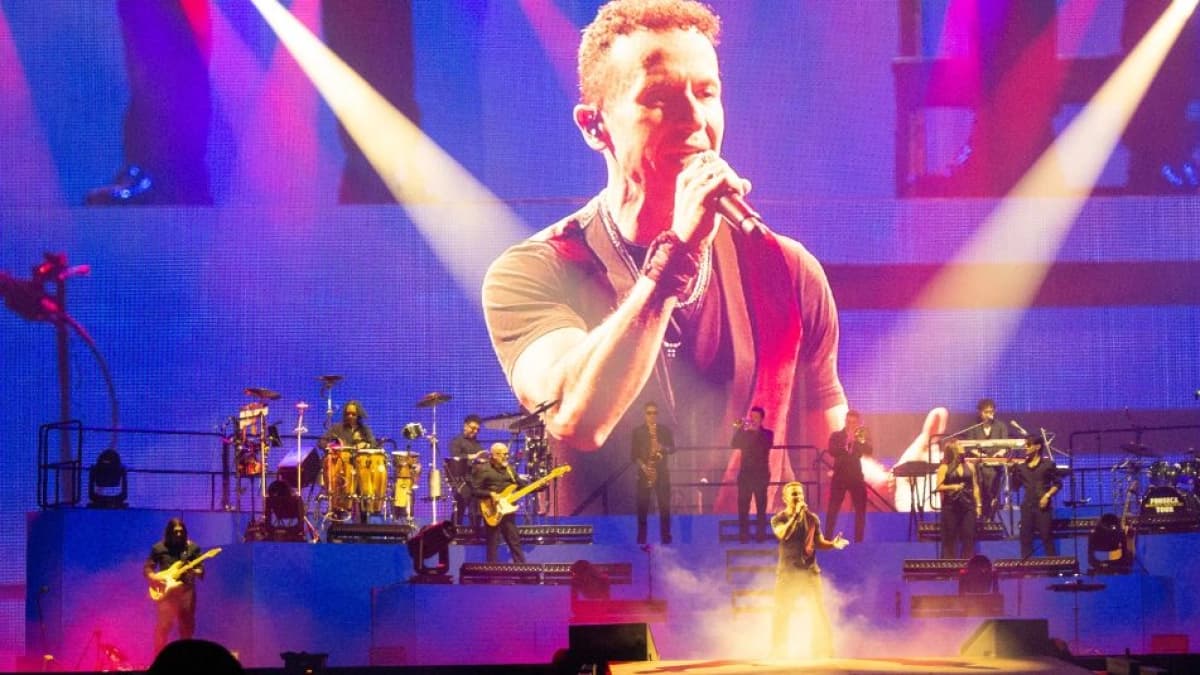 Fonseca canta en el escenario del Vive Claro, en Bogotá, frente a su banda y una pantalla gigante