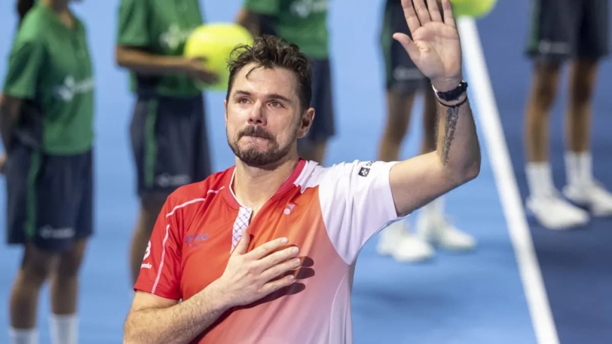 Stan Wawrinka se despide del público en Basilea con la mano en el pecho