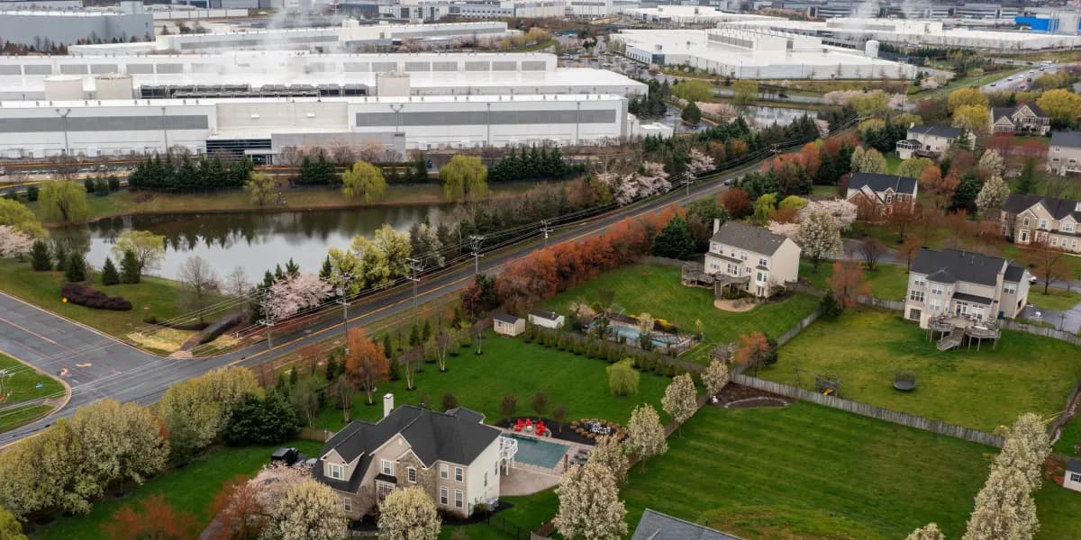 Centros de datos junto a un conjunto residencial en Ashburn, Virginia