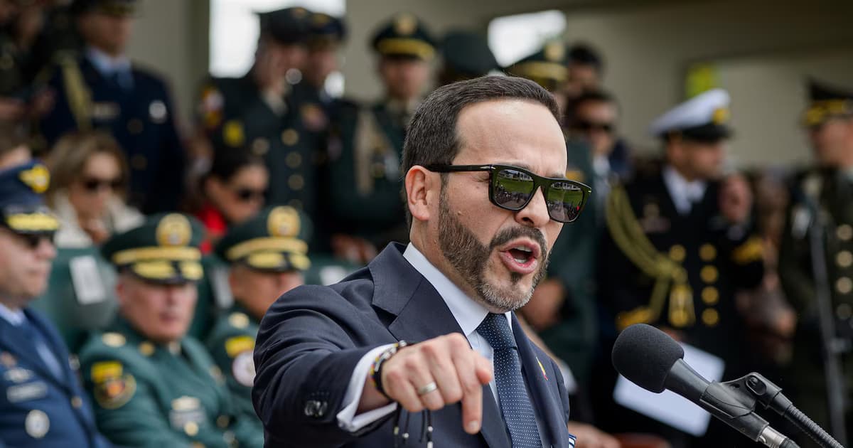 El presidente Abelardo de la Espriella habla en un acto con oficiales de la Fuerza Pública