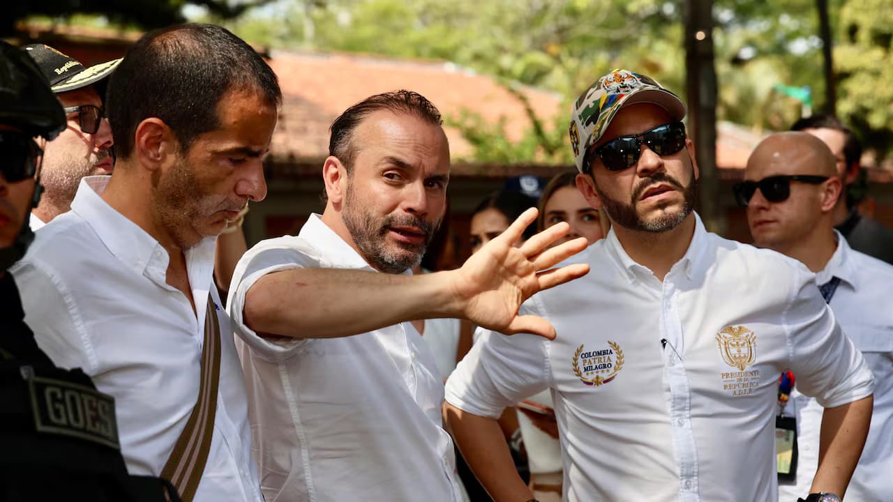 El presidente Abelardo de la Espriella y el alcalde Alejandro Eder durante el recorrido por Cuarto de Legua, en Cali