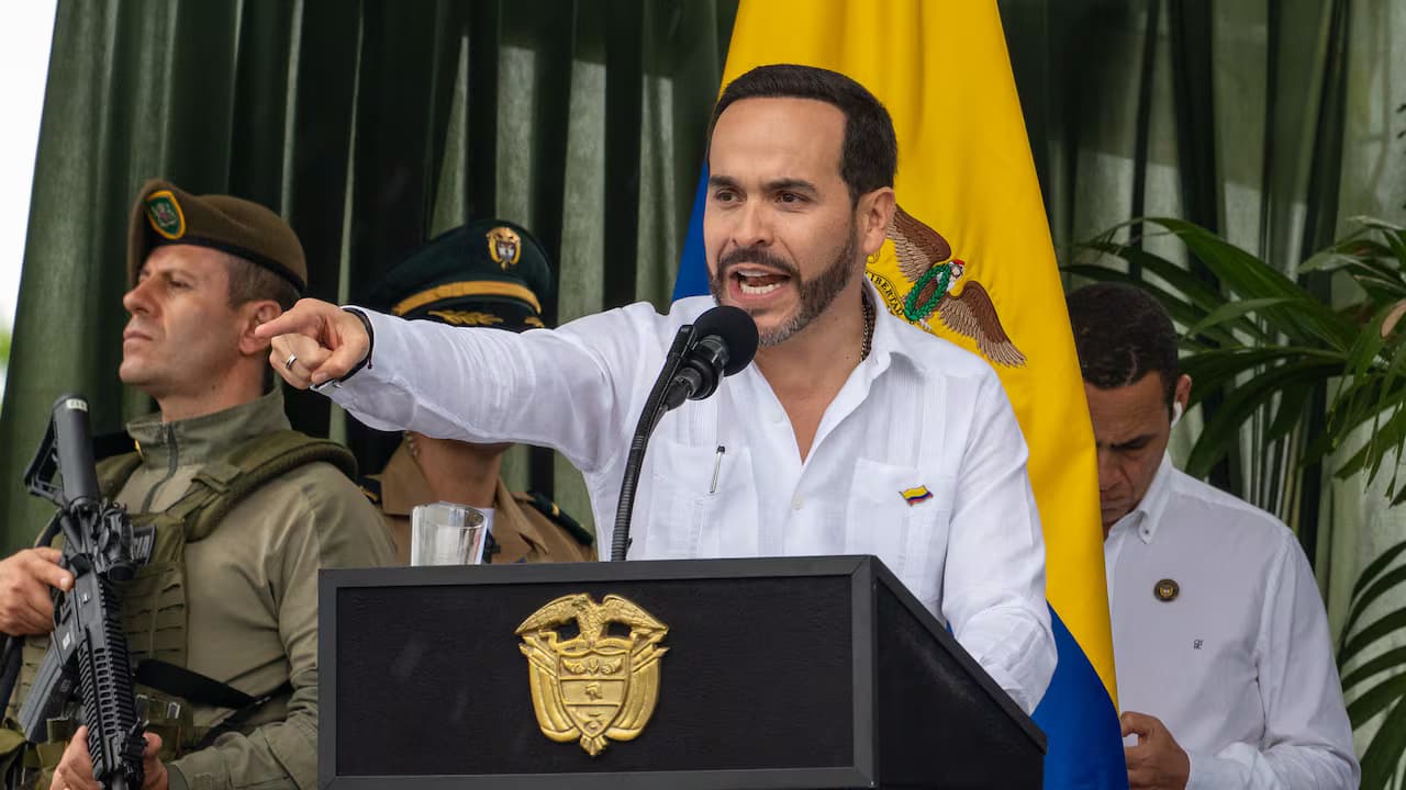 El presidente Abelardo de la Espriella habla en un atril durante su visita a Montería