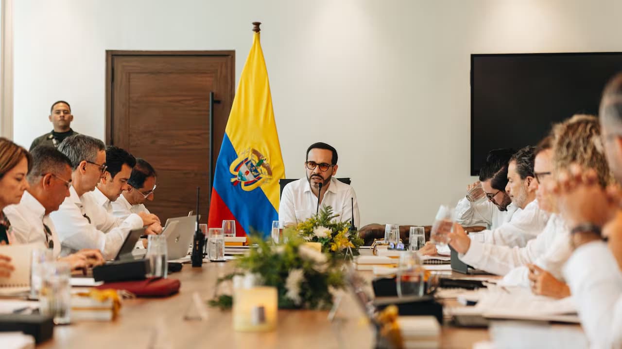 El presidente Abelardo de la Espriella preside una mesa larga de reunión con la bandera de Colombia detrás, rodeado de ministros que toman notas