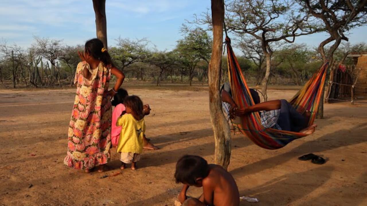 Una familia wayúu en una ranchería de La Guajira.