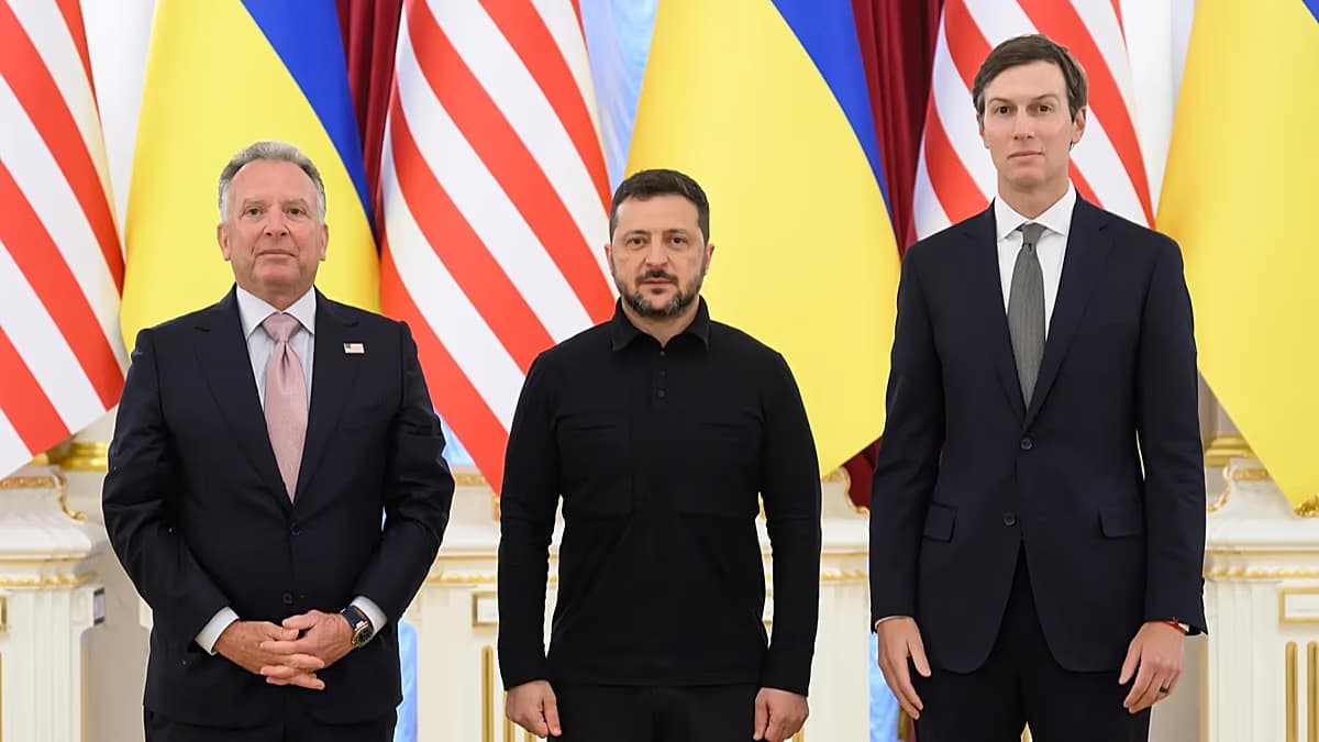 Steve Witkoff, Volodímir Zelenski y Jared Kushner posan frente a banderas de Ucrania y Estados Unidos