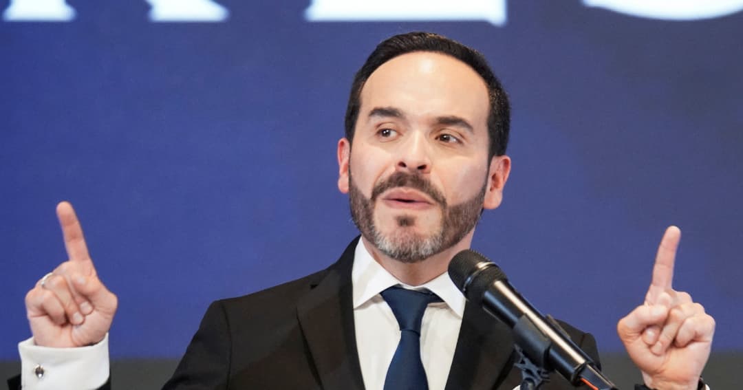 El presidente Abelardo de la Espriella habla ante un micrófono con las dos manos levantadas y el índice extendido