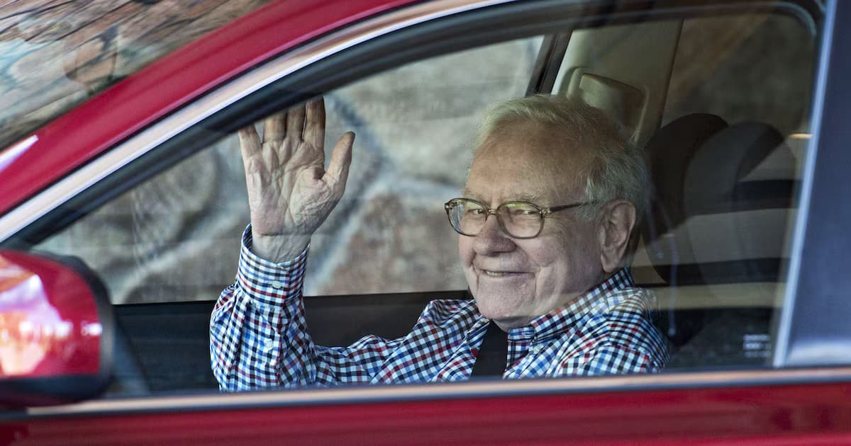 Warren Buffett saluda desde un automóvil