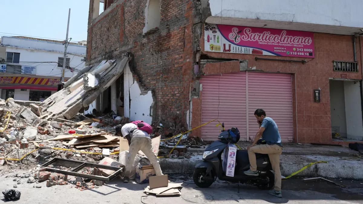 Ruinas de un local comercial en Cali tras el terremoto del 10 de agosto