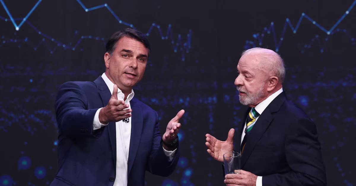 Flávio Bolsonaro y Lula da Silva durante un debate presidencial en Brasil