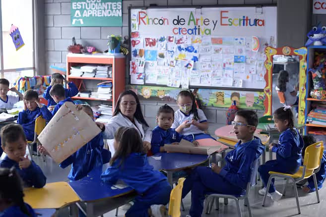 Estudiantes de secundaria trabajando en un salón de clase