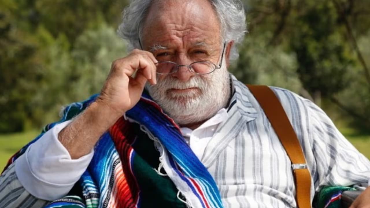 El actor Germán Quintero, con gafas y una ruana de colores, en una grabación al aire libre