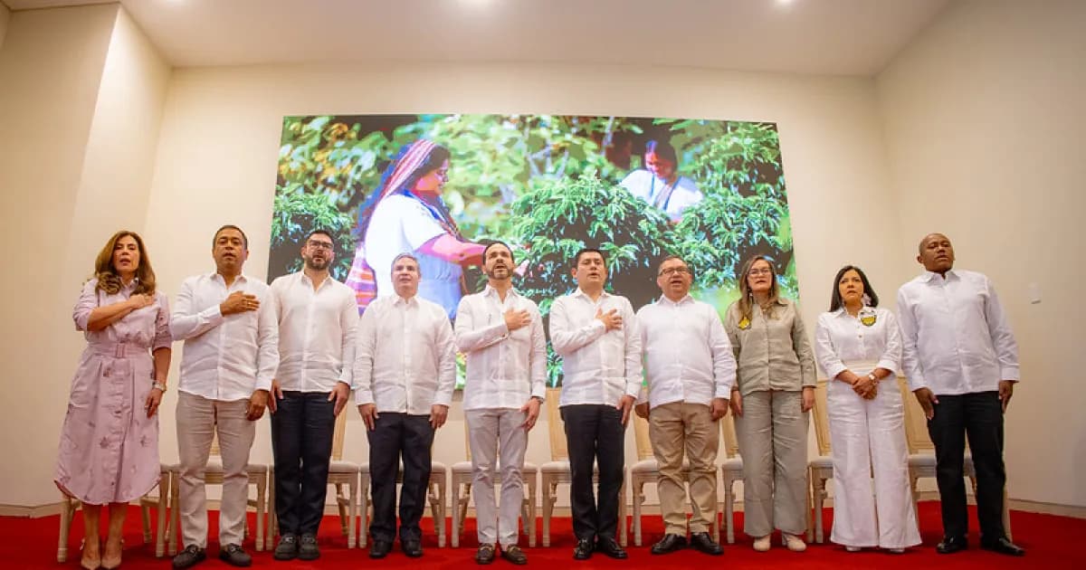 Los magistrados del Consejo Nacional Electoral, de pie durante un acto oficial