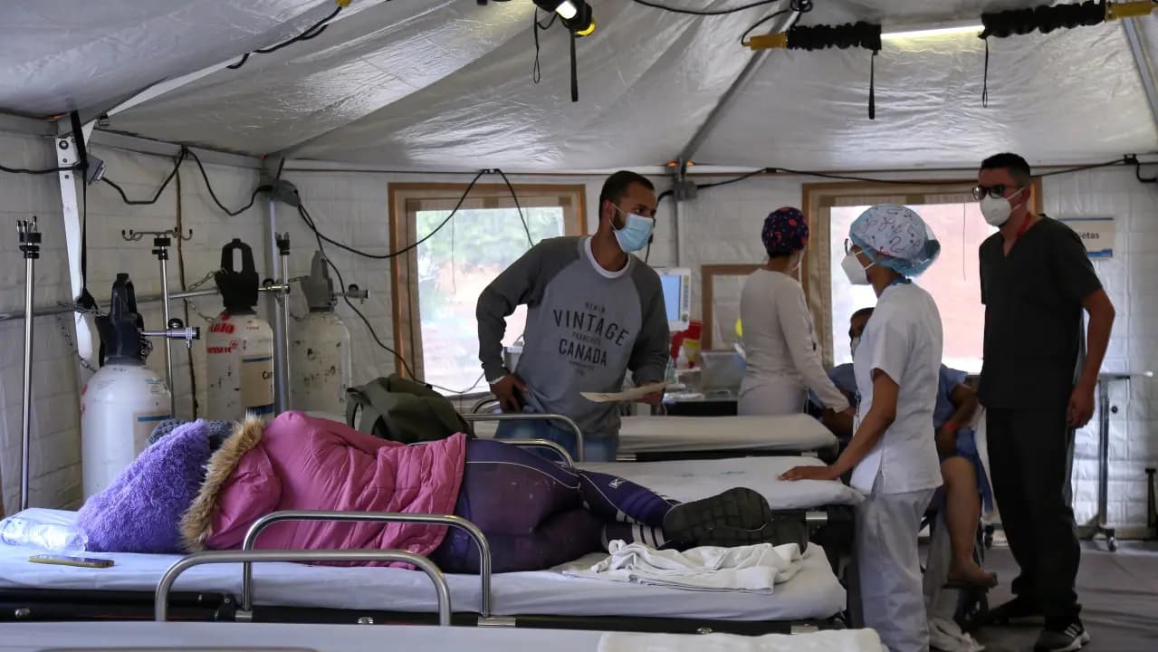 Pacientes y personal de salud en una carpa de atención médica