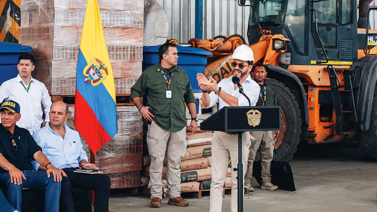 El presidente Abelardo de la Espriella habla desde un atril en un centro de acopio de ayudas para la emergencia