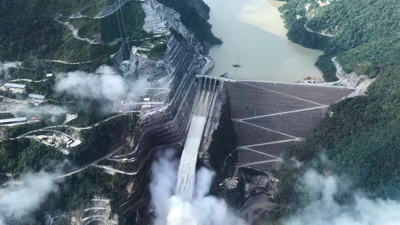 Vista aérea de la represa de Hidroituango con el vertedero en funcionamiento