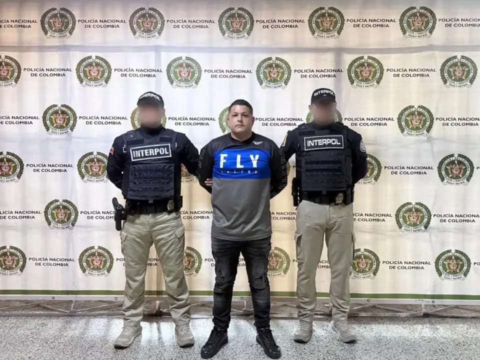 Andrey Gustavo Segura Quesada, alias El Gemelo, custodiado por dos agentes de Interpol de la Policía Nacional