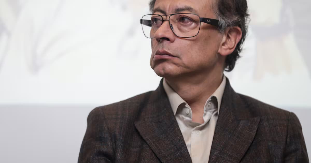El expresidente Gustavo Petro, de gafas y saco de cuadros, en un acto público