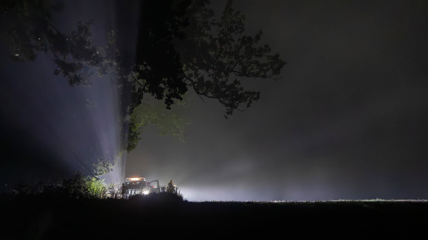 Luces de vehículos militares en la zona rural donde cayó el dron, cerca de Pratkūnai, Lituania