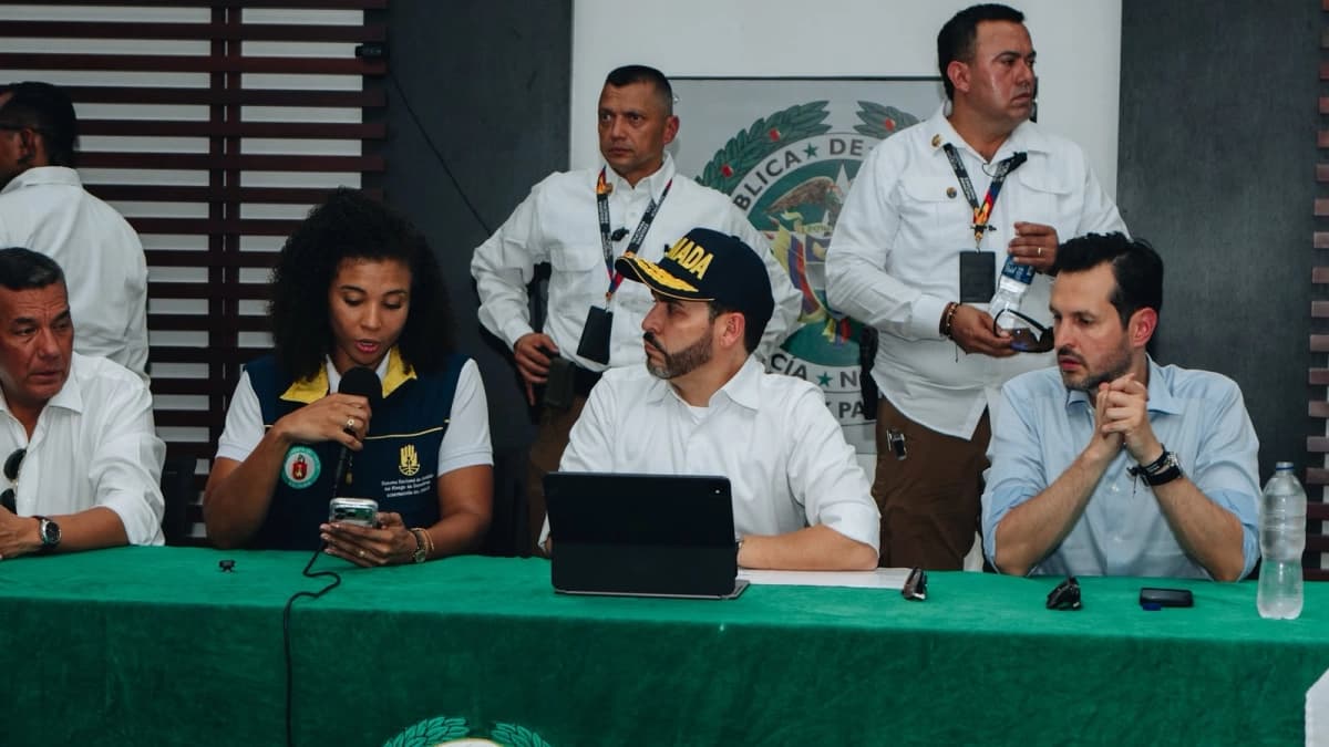 El presidente Abelardo de la Espriella durante un consejo con autoridades locales y funcionarios de gestión del riesgo
