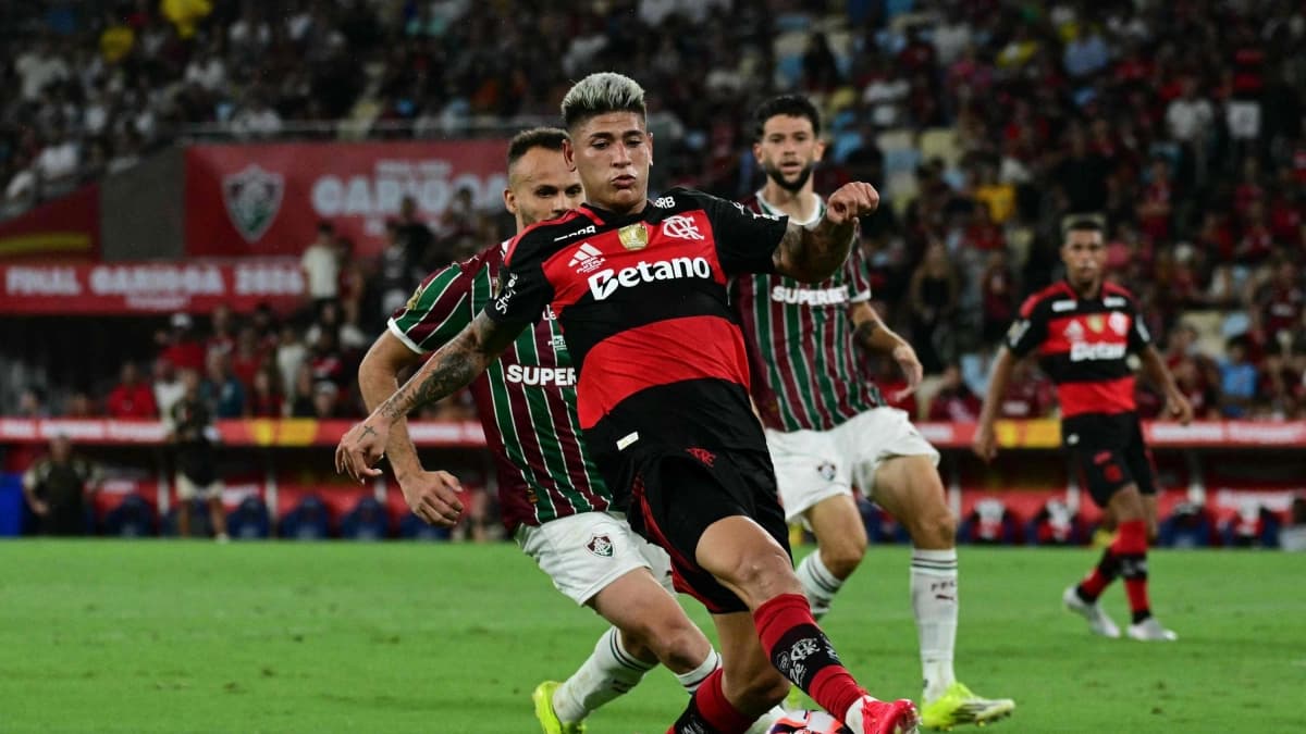 Jorge Carrascal, con la camiseta de Flamengo, disputa el balón ante jugadores de Fluminense en el Maracaná (foto de archivo)