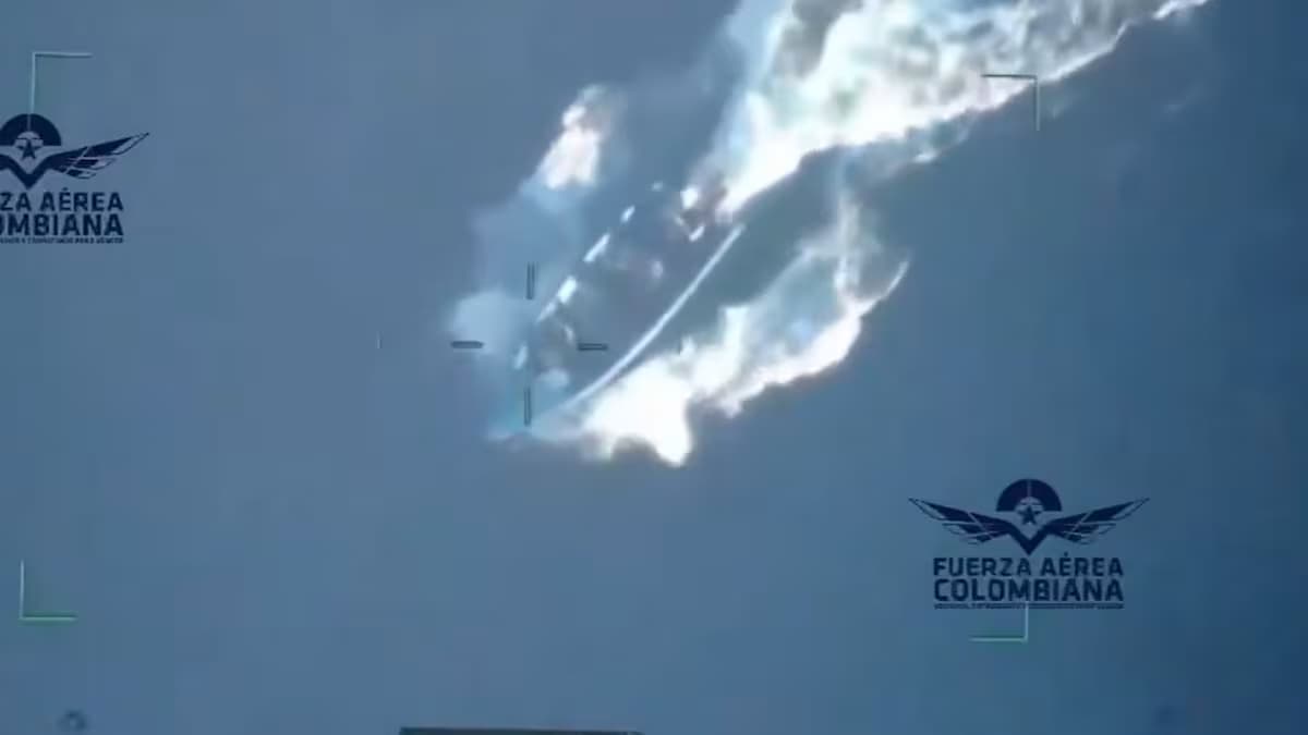 Imagen aérea de la Fuerza Aérea Colombiana que muestra la lancha rápida seguida en el mar