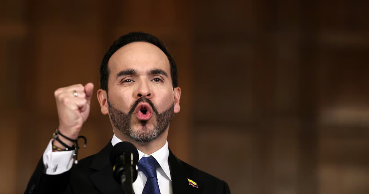 El presidente Abelardo de la Espriella, de traje oscuro y corbata azul, habla ante un micrófono con el puño cerrado en alto