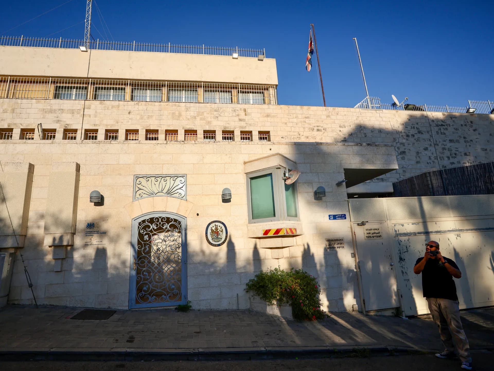 Fachada del consulado general británico en Jerusalén, con la bandera del Reino Unido ondeando