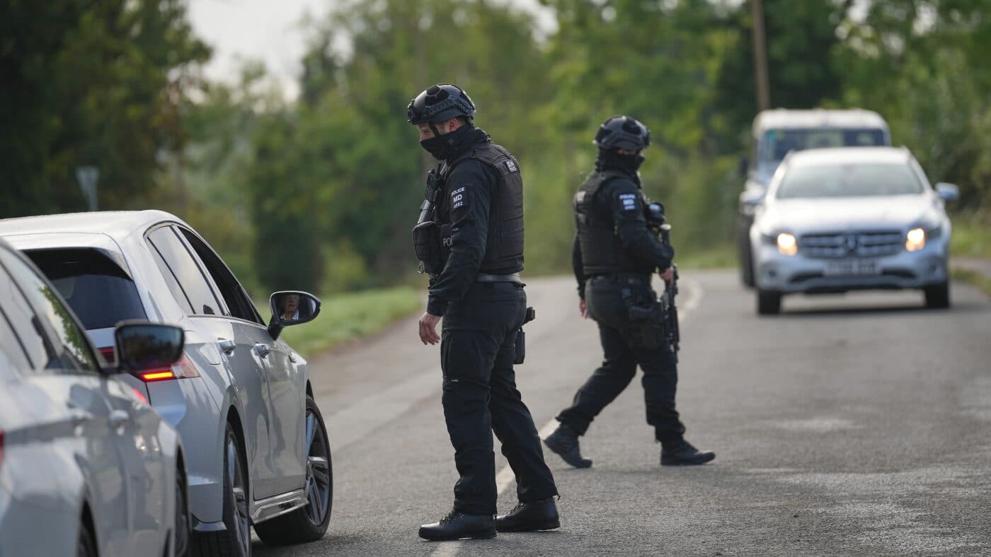 Policías custodian una carretera que lleva a la base RAF Fairford, en Inglaterra, el lunes 28 de septiembre de 2026