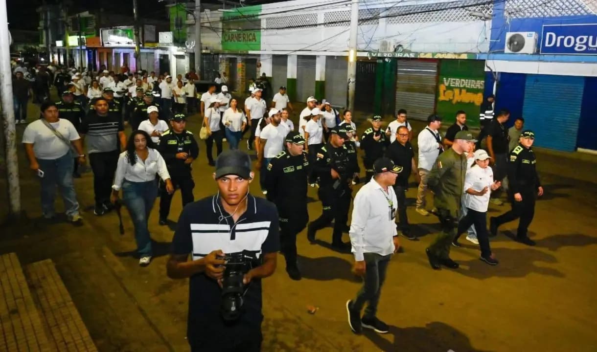 Autoridades y policías recorren en la madrugada el sector del mercado público de Santa Marta durante su reapertura