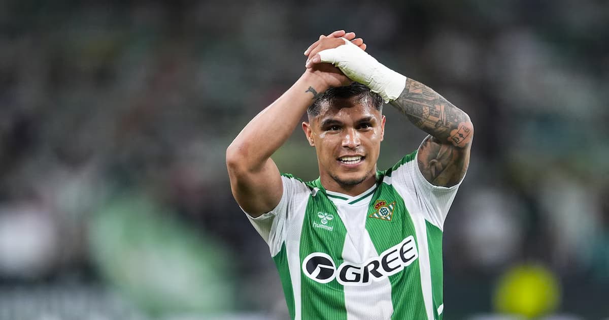 Juan Camilo «Cucho» Hernández, con la camiseta del Real Betis, se lleva las manos a la cabeza en un partido