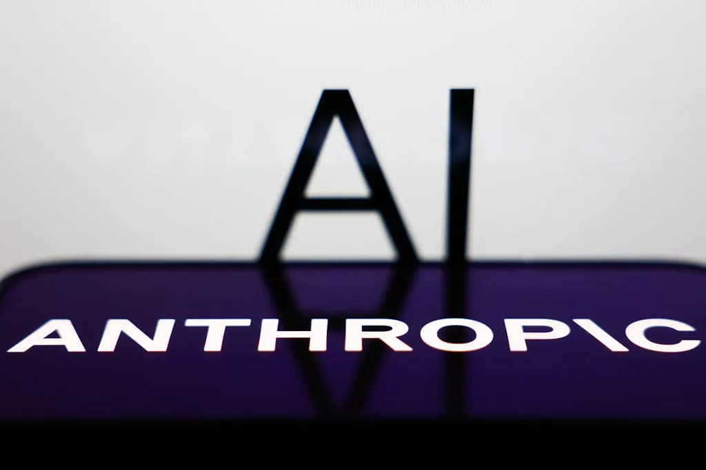Logotipo de Anthropic en la pantalla de un teléfono