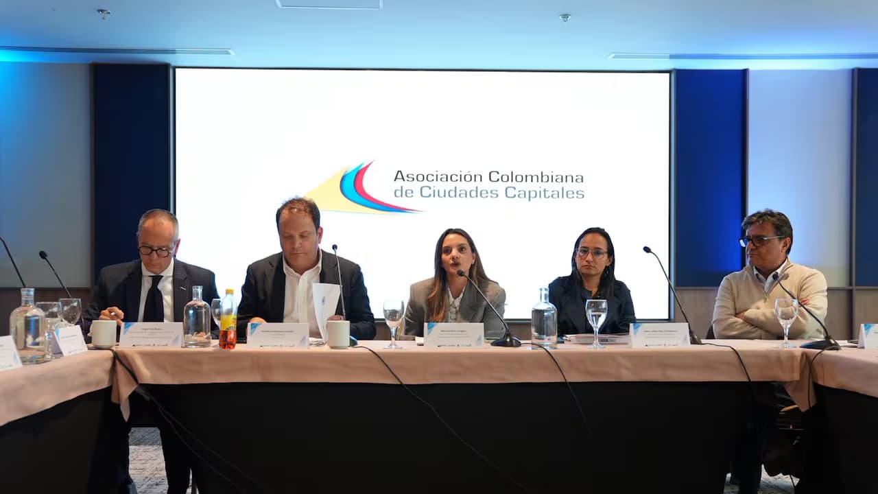 Integrantes de la mesa de Asocapitales durante la presentación del diagnóstico sobre el sistema de salud