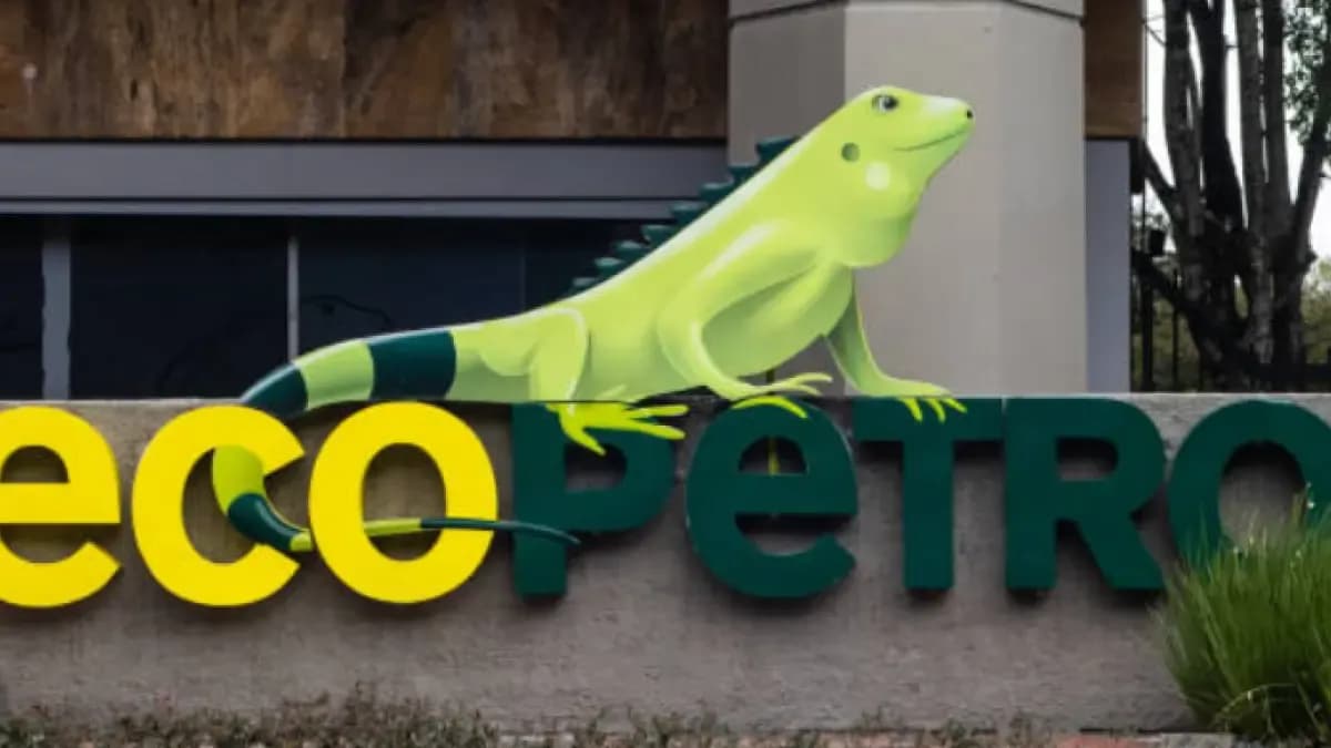 Aviso corporativo de Ecopetrol en letras verdes y amarillas a la entrada de una sede, con una figura de iguana verde montada sobre las letras