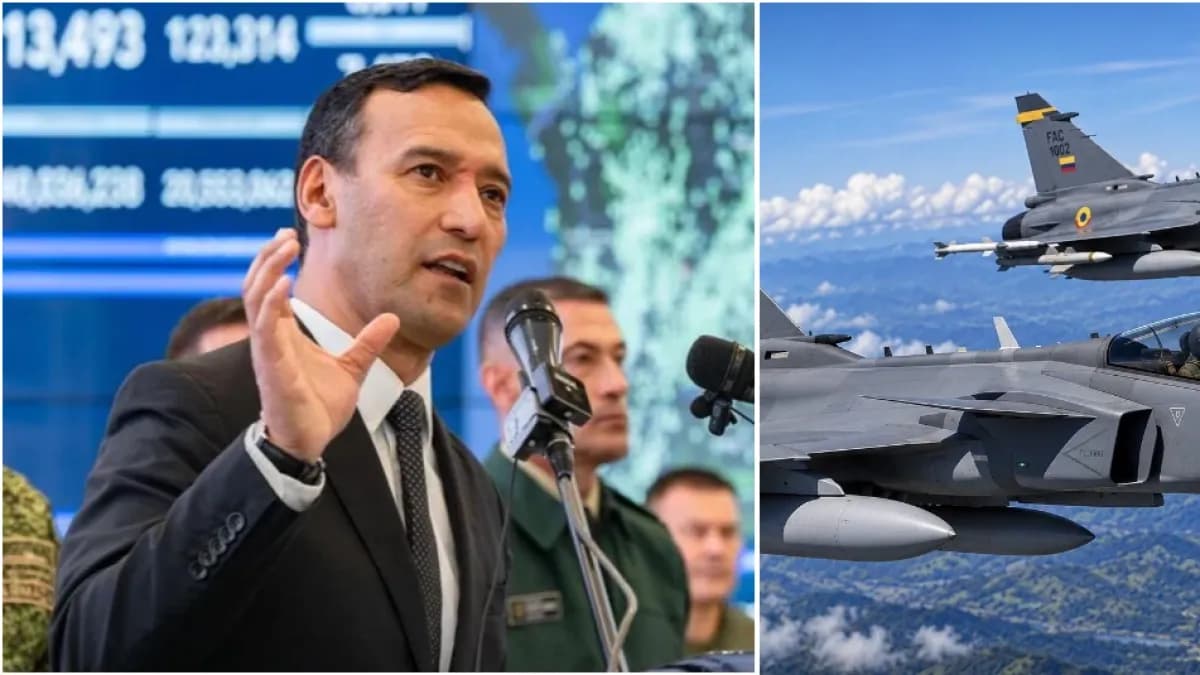El exministro de Defensa Pedro Sánchez en una rueda de prensa junto a una imagen de dos aviones Gripen