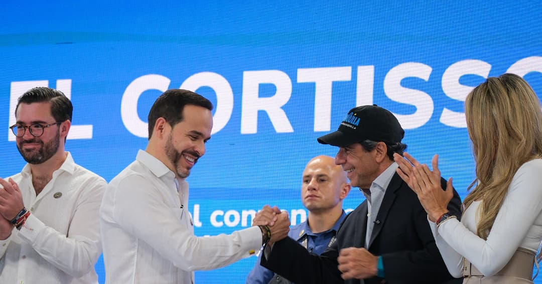 El presidente Abelardo de la Espriella y el alcalde Alejandro Char se dan la mano en el acto de firma del convenio del aeropuerto Ernesto Cortissoz