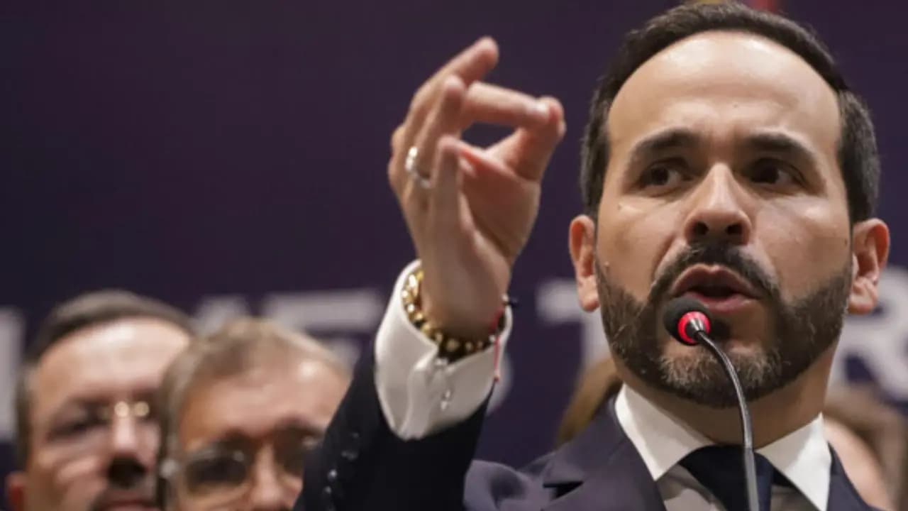 El presidente Abelardo de la Espriella habla frente a un micrófono durante una declaración pública