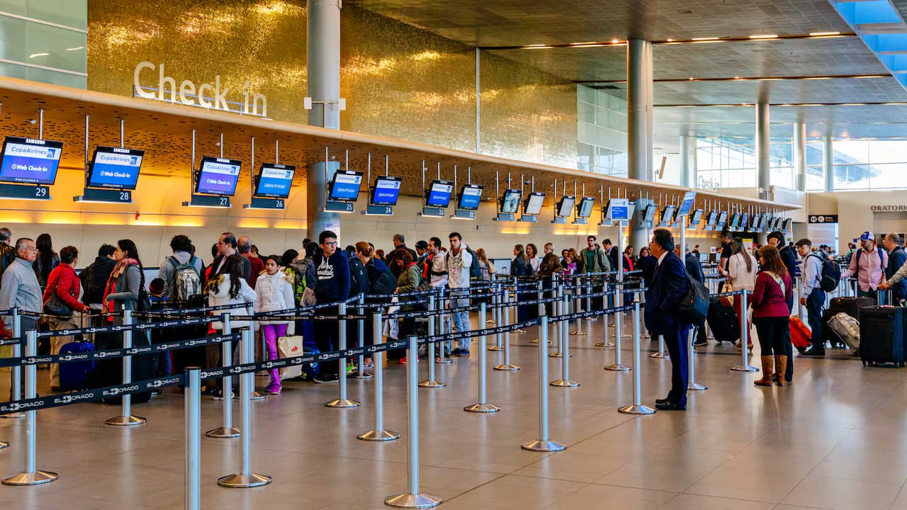 Pasajeros esperando en la sala de embarque de un aeropuerto colombiano