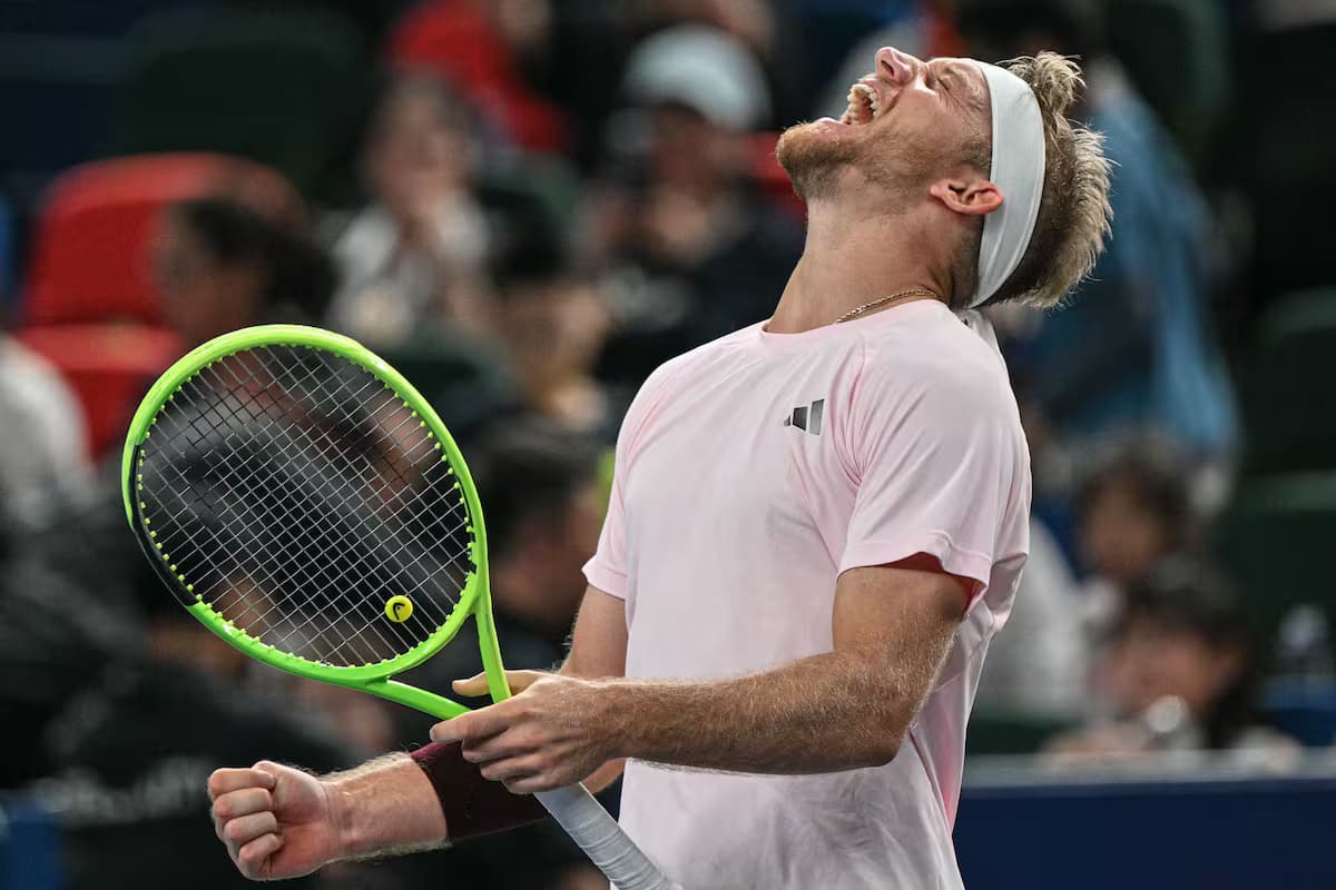 Alejandro Davidovich Fokina celebra con el puño cerrado durante la final del Masters 1000 de Shanghái