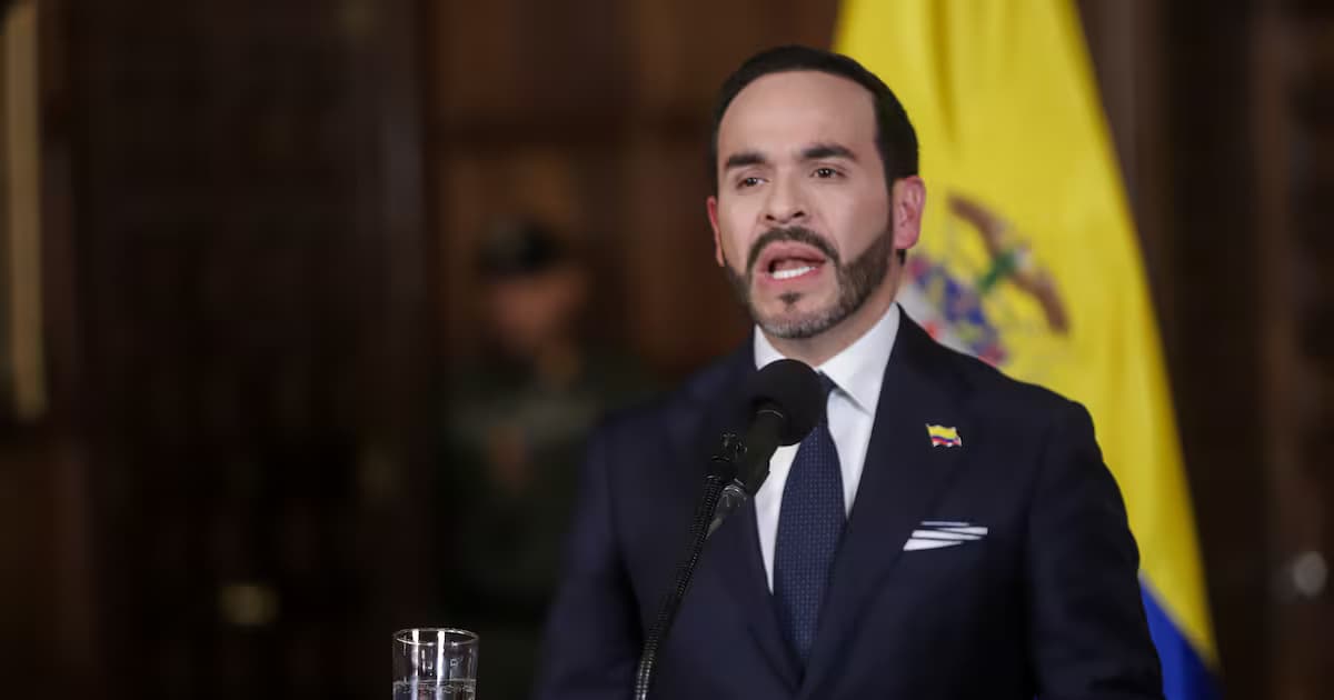 El presidente Abelardo de la Espriella habla frente a un micrófono con la bandera de Colombia al fondo