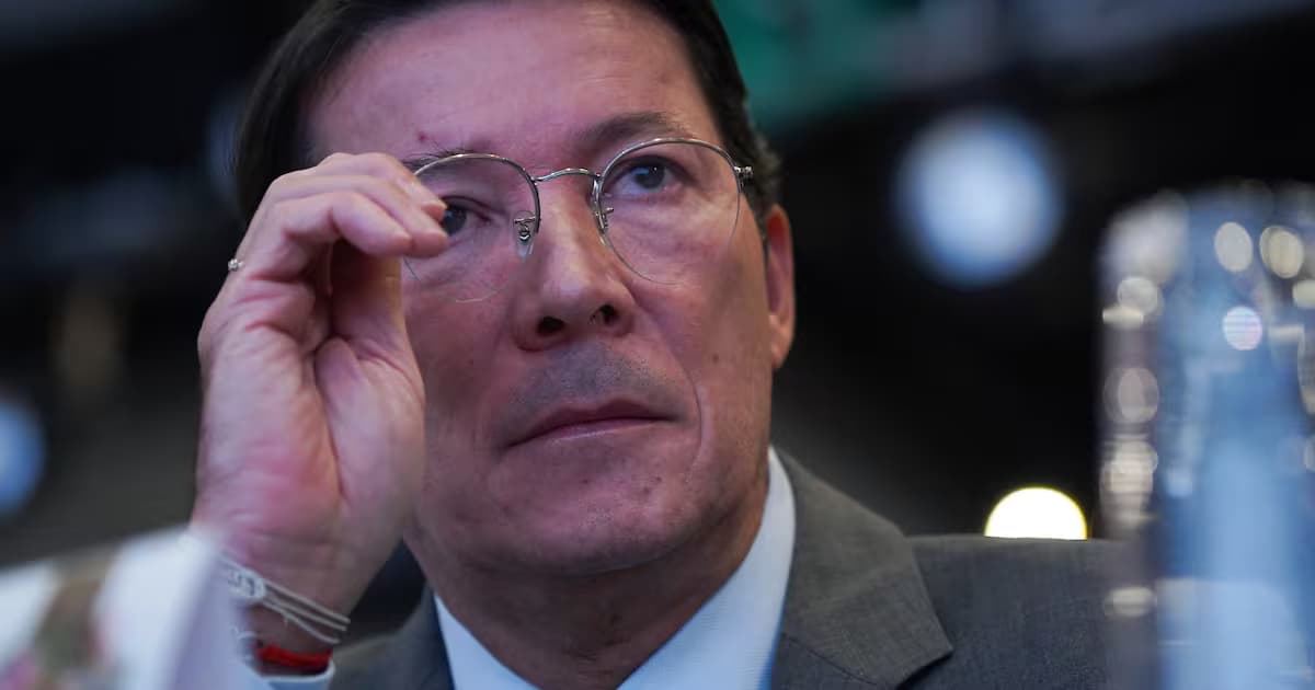 El registrador nacional Hernán Penagos, con la mano en las gafas, durante un evento público