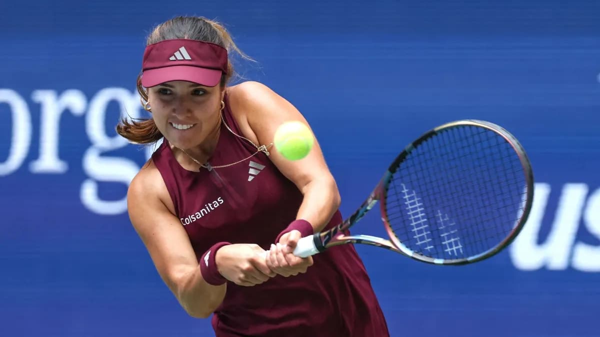 María Camila Osorio golpea la pelota de revés a dos manos durante un partido en una cancha azul del US Open