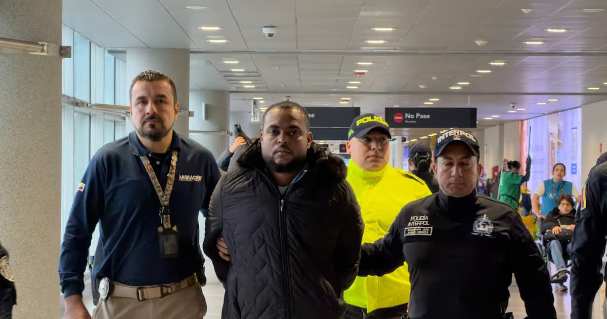 Alias Mapaya, custodiado por agentes de Migración Colombia y de la Policía a su llegada al aeropuerto El Dorado