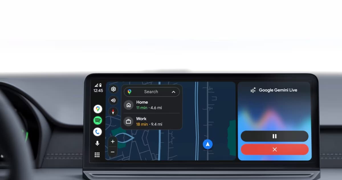 Pantalla multimedia encendida en el tablero de un automóvil, con el mapa de navegación abierto